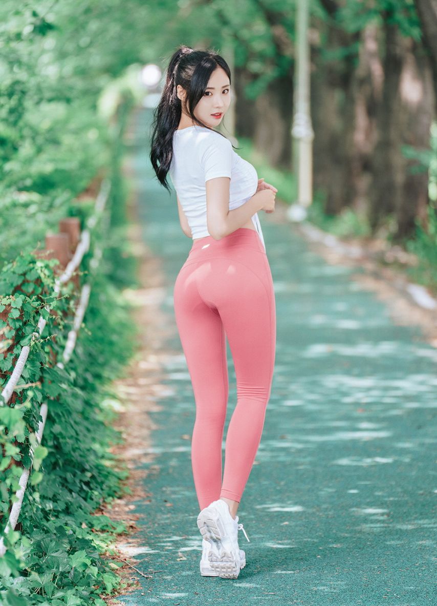 슬쩍 뒷태 보여주는 하빈