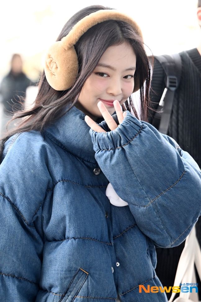 오늘자 귀여운 제니 출국 착장