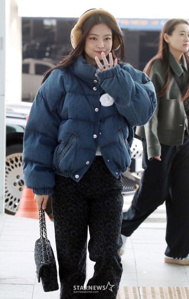 오늘자 귀여운 제니 출국 착장