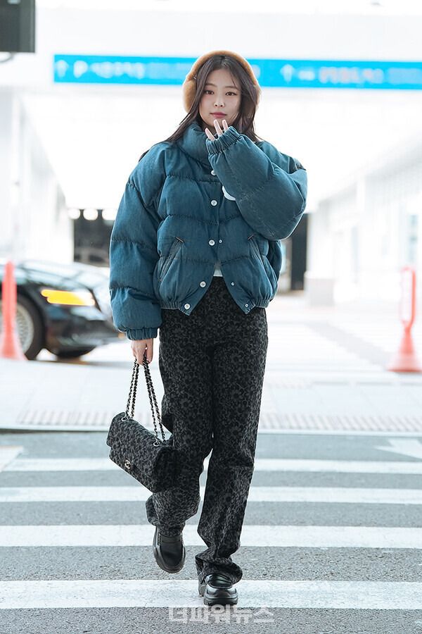 오늘자 귀여운 제니 출국 착장