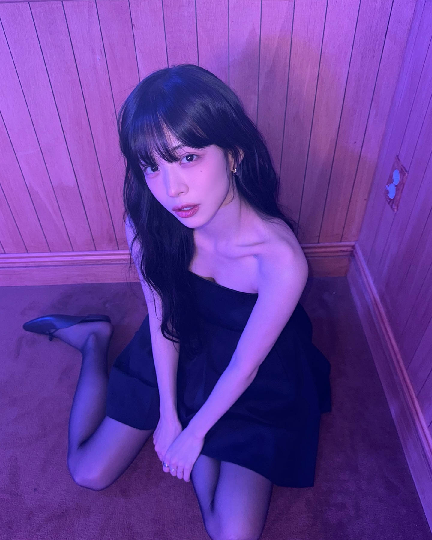 블랙 오프숄더 드레스 입은 프로미스나인 이채영 윗슴골 + 검스벅지