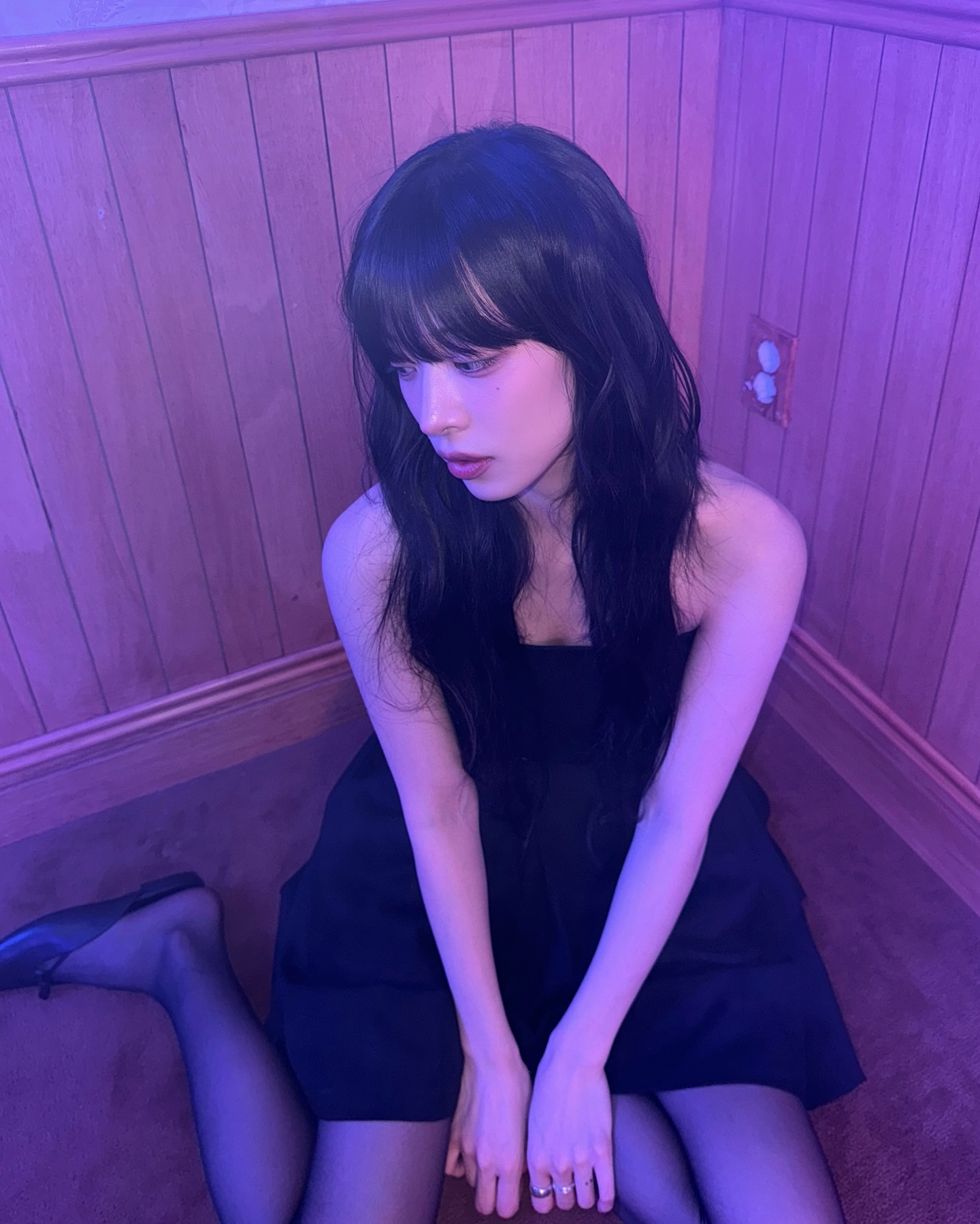 블랙 오프숄더 드레스 입은 프로미스나인 이채영 윗슴골 + 검스벅지