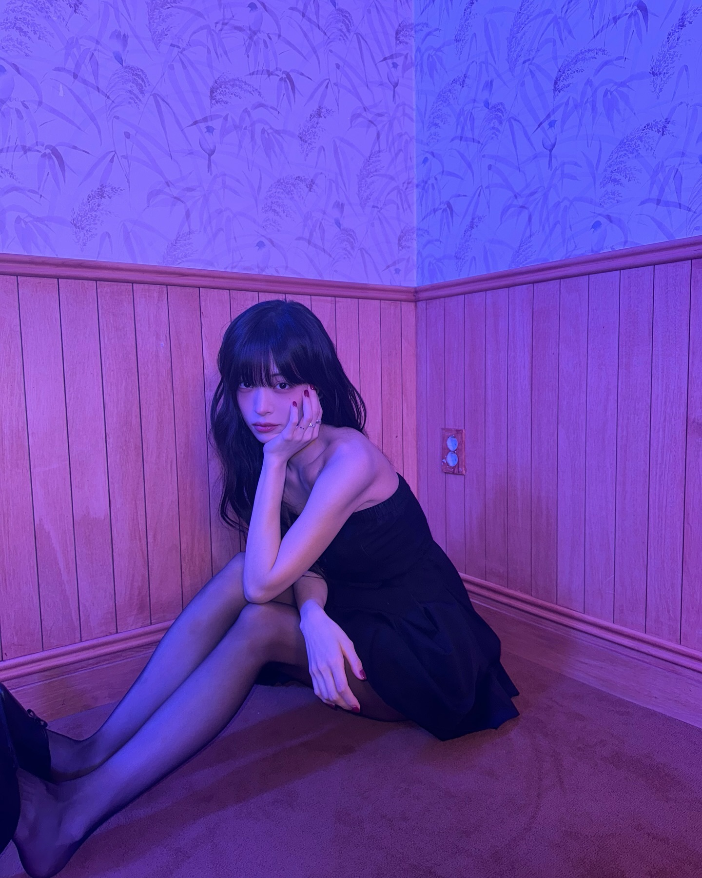 블랙 오프숄더 드레스 입은 프로미스나인 이채영 윗슴골 + 검스벅지
