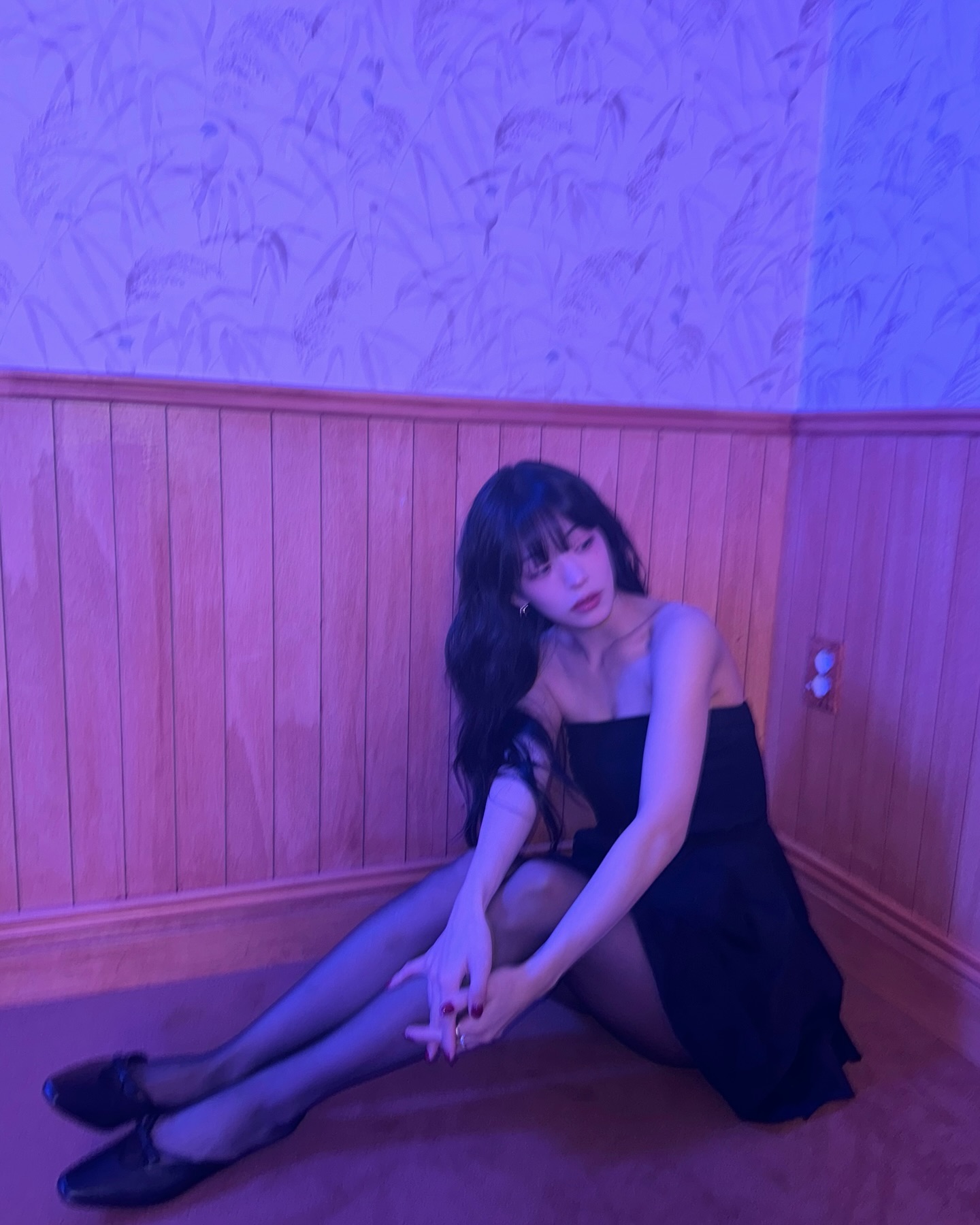 블랙 오프숄더 드레스 입은 프로미스나인 이채영 윗슴골 + 검스벅지