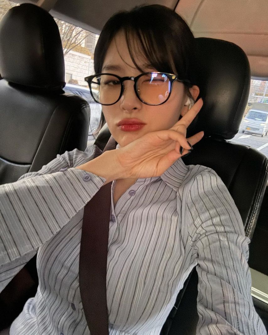 세로 줄무늬 셔츠 + 뿔테안경 쓴 슬기