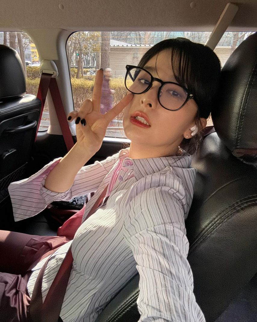세로 줄무늬 셔츠 + 뿔테안경 쓴 슬기