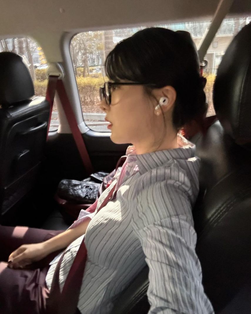 세로 줄무늬 셔츠 + 뿔테안경 쓴 슬기