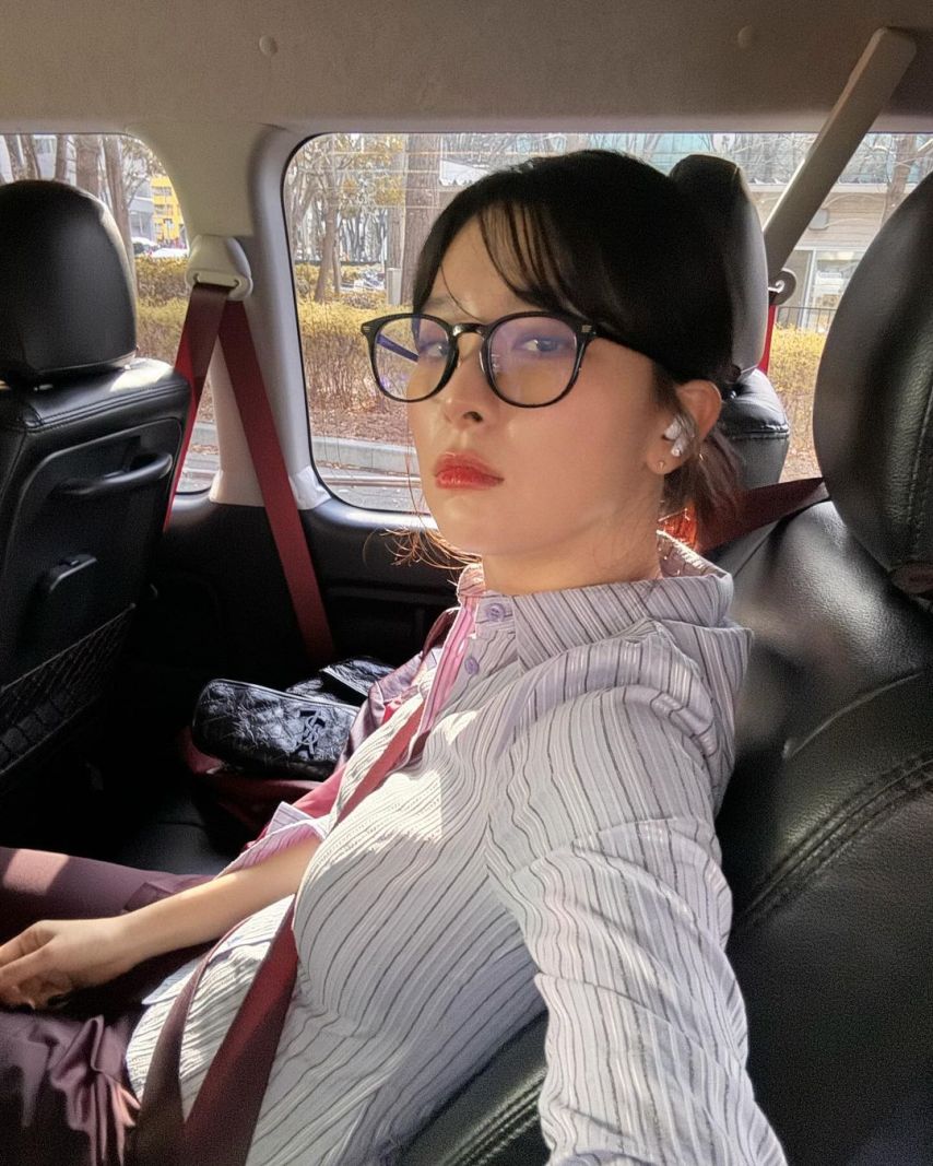 세로 줄무늬 셔츠 + 뿔테안경 쓴 슬기