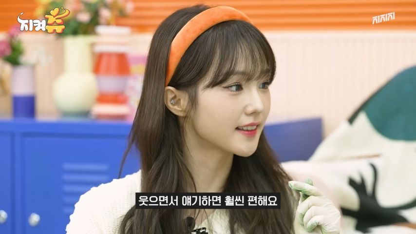 토크하는 우아 나나 옆 모습