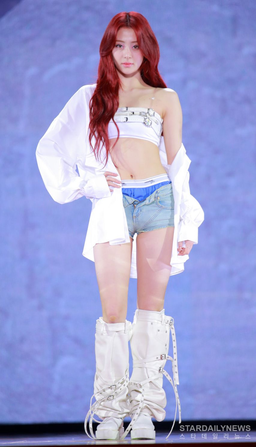 르세라핌 허윤진 한뼘 튜브탑 + 청핫팬츠 파란팬티룩