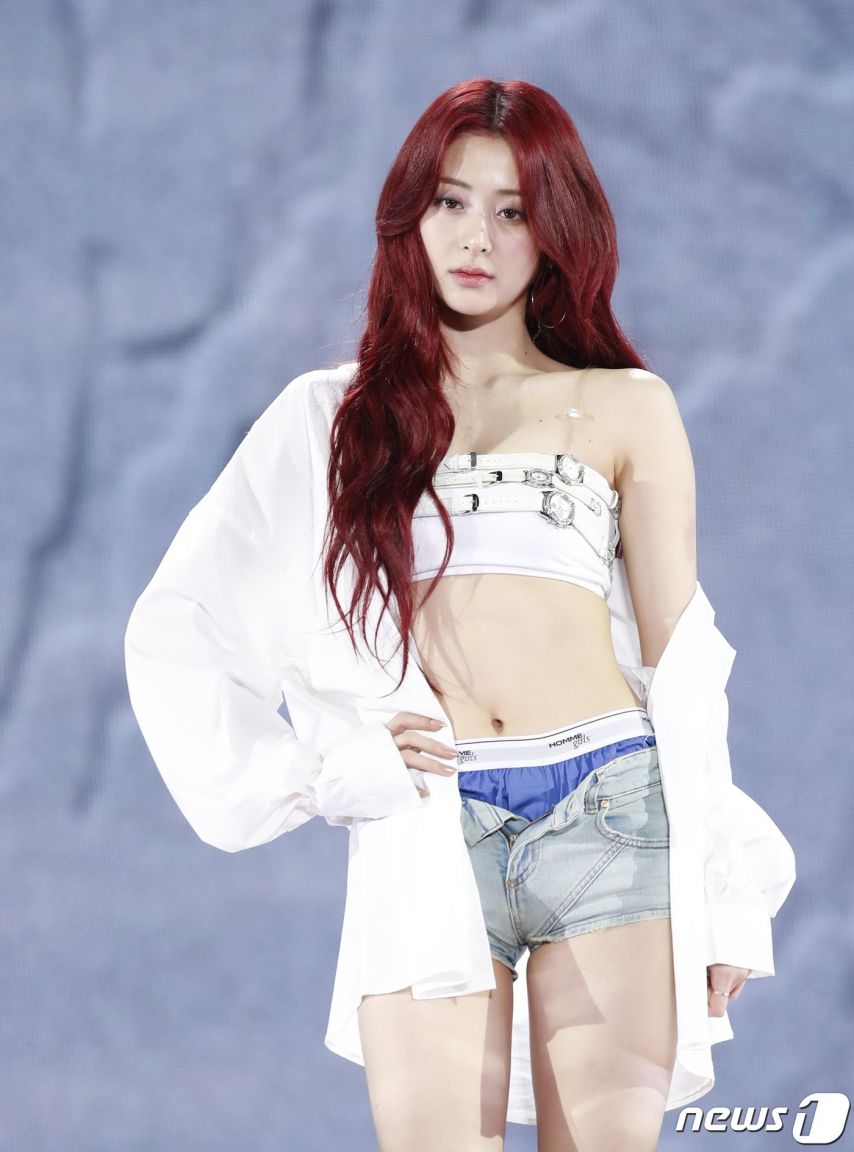 르세라핌 허윤진 한뼘 튜브탑 + 청핫팬츠 파란팬티룩