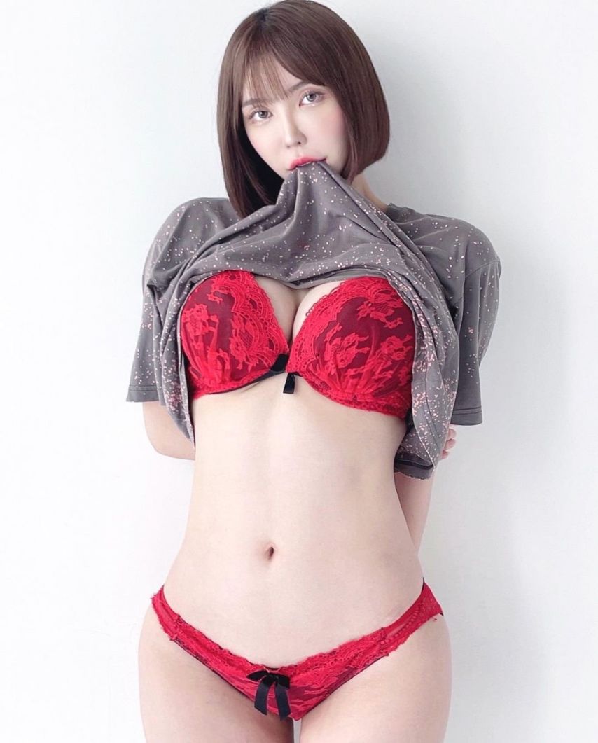 약후 화끈하게 까고 빨간 속옷 보여주는 겨우디
