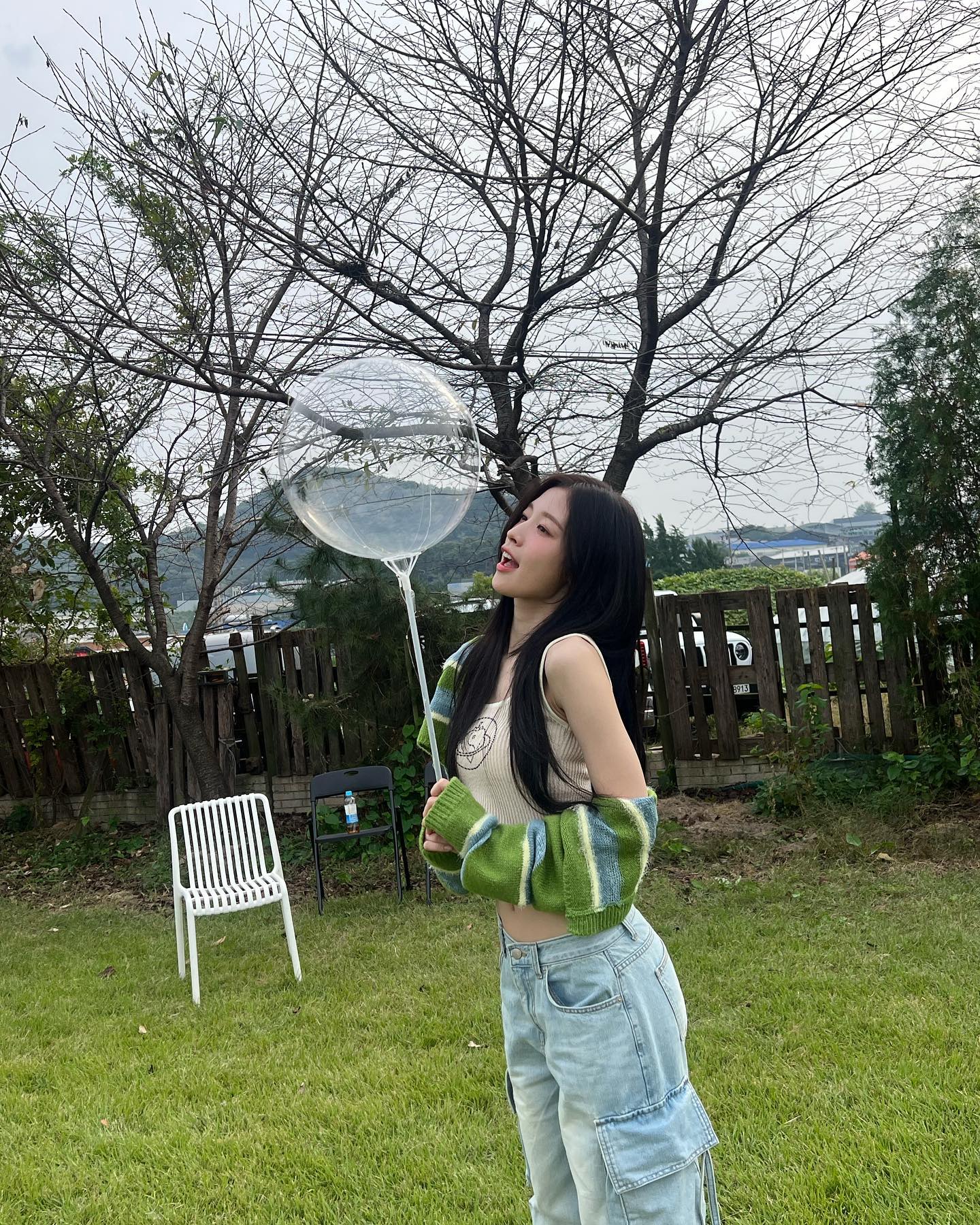 골지 튜브탑 + 청바지 잘록한 개미허리 야꼽 오마이걸 아린