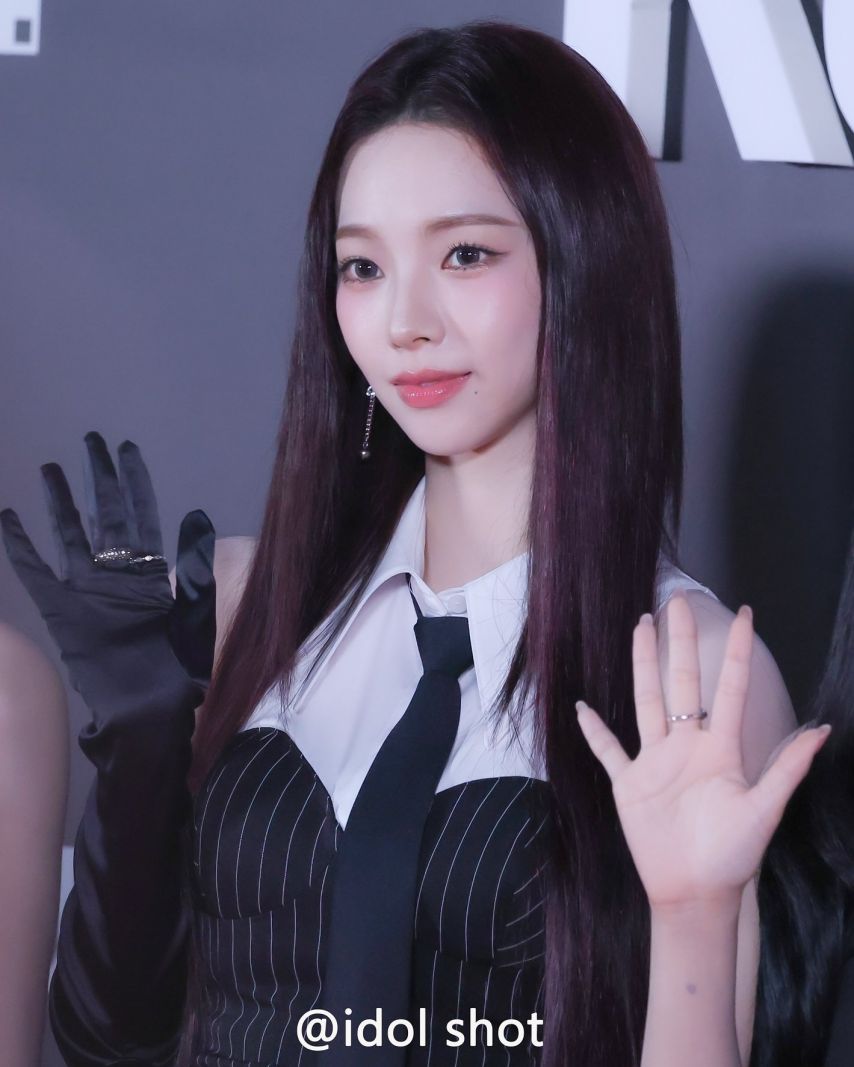 어제자 틱톡 어워즈 레드카펫 카리나 검정 슬렉스 야무진 엉덩이핏