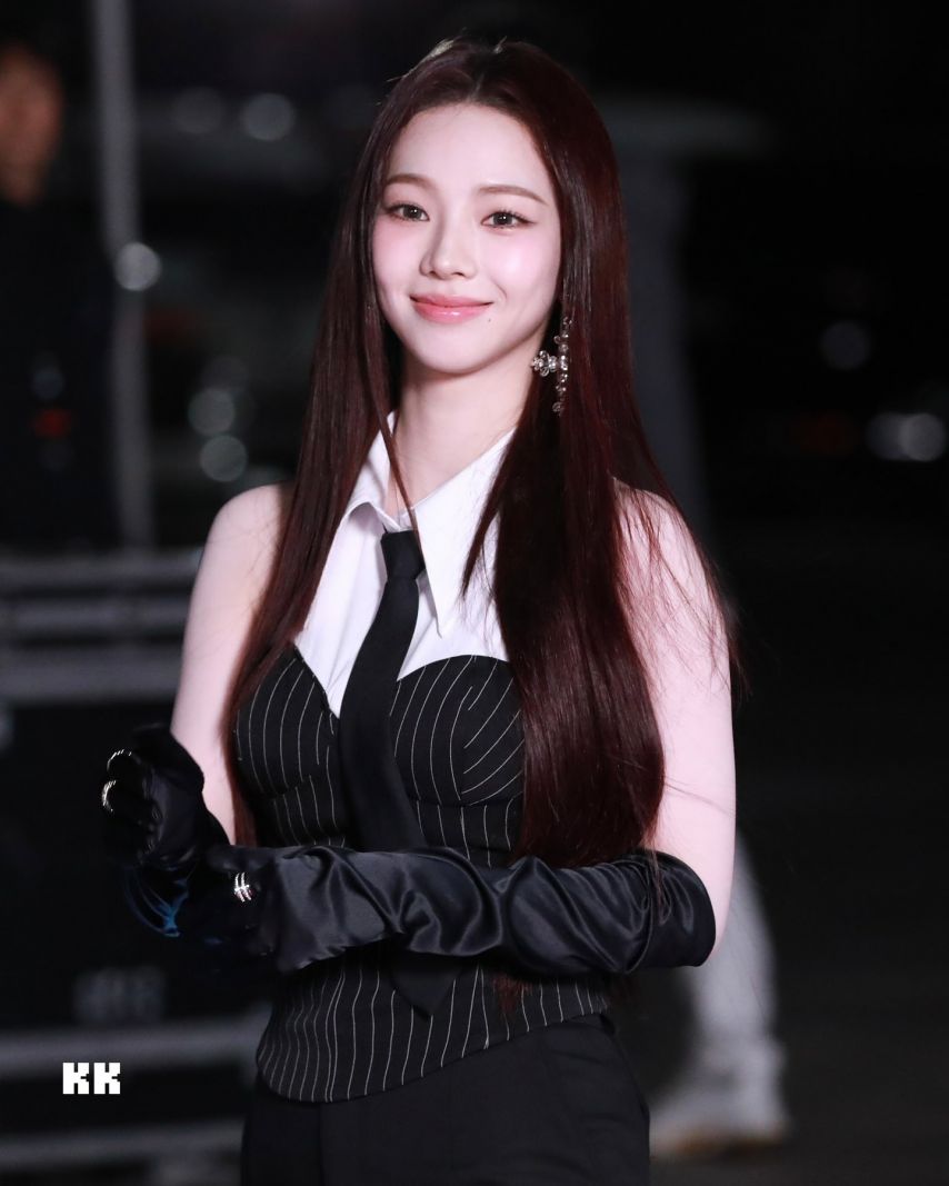 어제자 틱톡 어워즈 레드카펫 카리나 검정 슬렉스 야무진 엉덩이핏