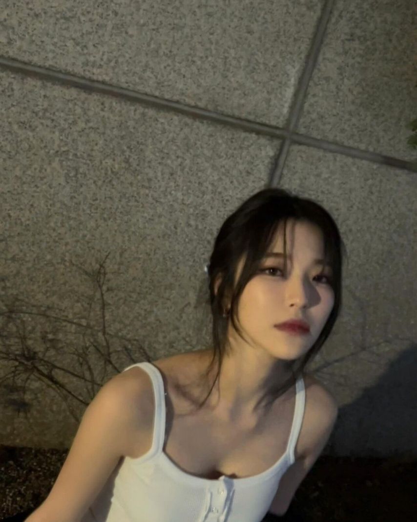 프로미스나인 백지헌 여친짤 하늘색 끈나시 뽀얀 가슴골 레전드