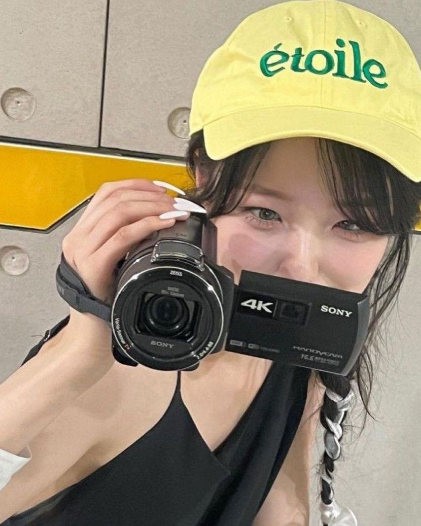 프로미스나인 백지헌 여친짤 하늘색 끈나시 뽀얀 가슴골 레전드