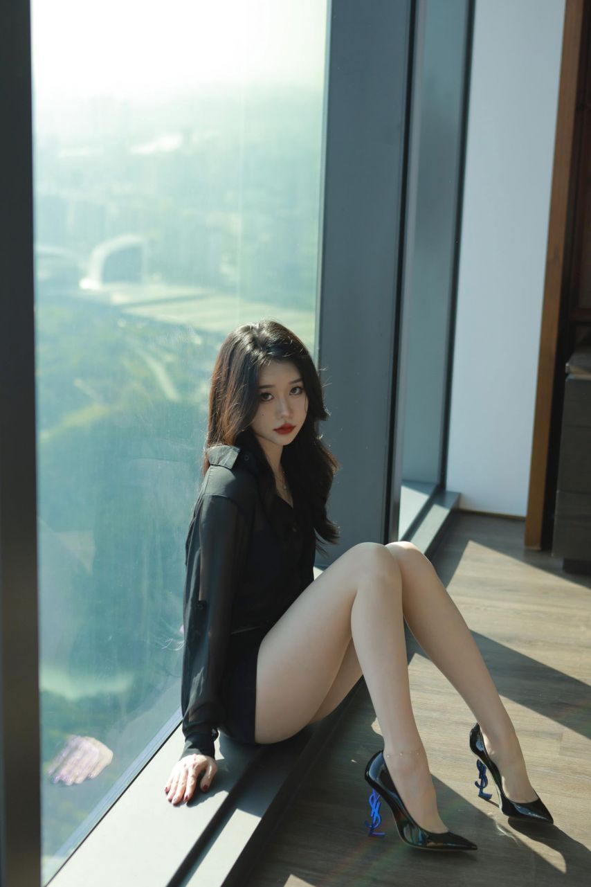 모델 시아 오피스 룩 완벽한 각선미