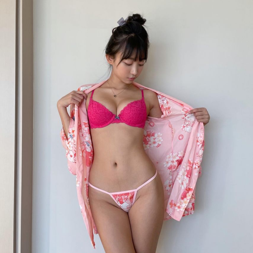 (후방) 손바닥만한 속옷 표은지