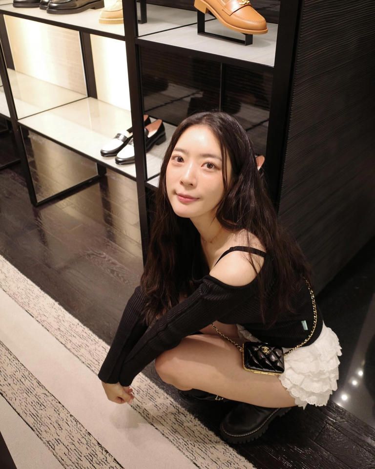 조아영, 미니백과 러플 스커트로 완성한 '우아한 청순미'