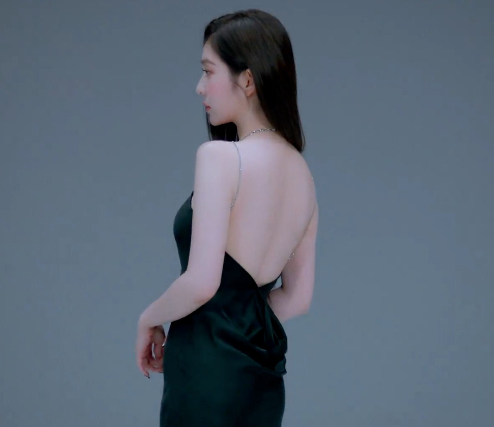 블랙 오프숄더 드레스 뽀얀 피부 매끈한 등짝 레드벨벳 아이린