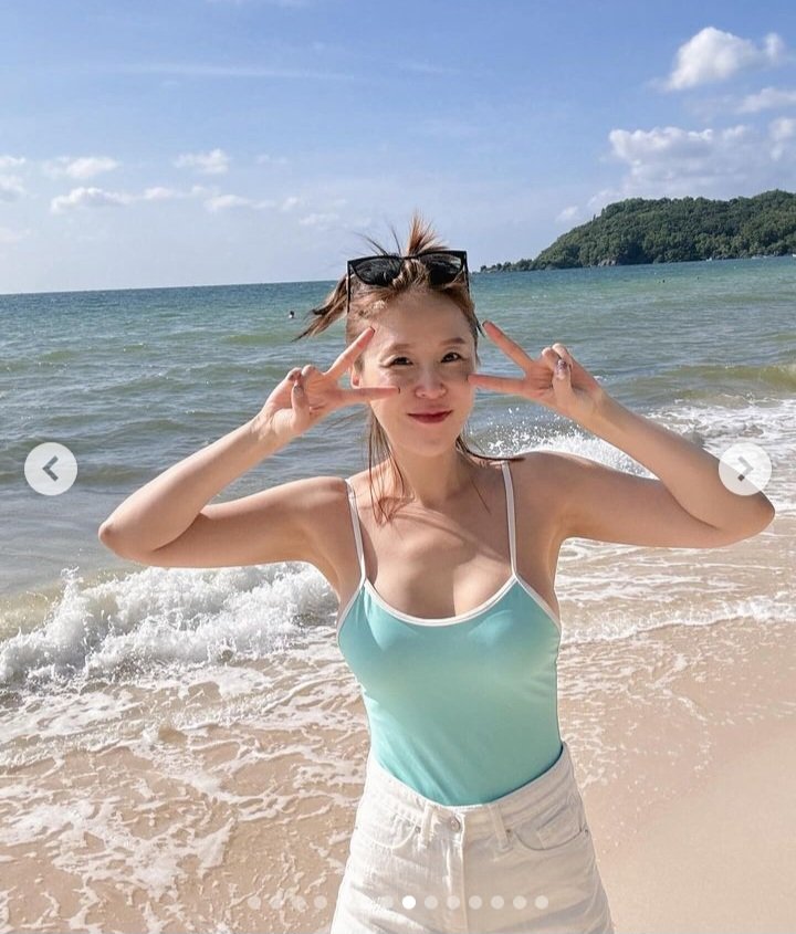 코요태 신지 바닷가에서 하늘색 수영복 아찔한 가슴골 노출 - 인스타