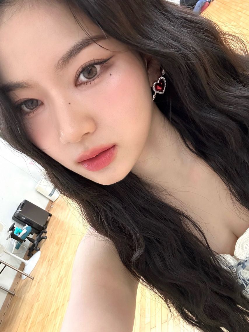하얀 오프숄더 원피스  스테이씨 아이사
