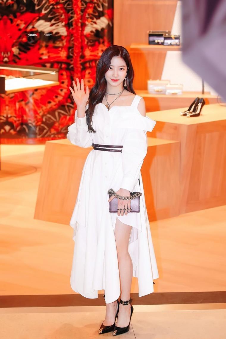 우아한 르세라핌 카즈하