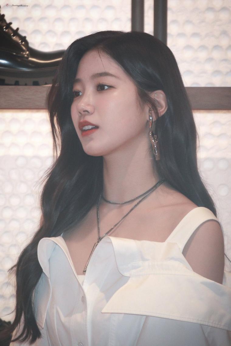 우아한 르세라핌 카즈하