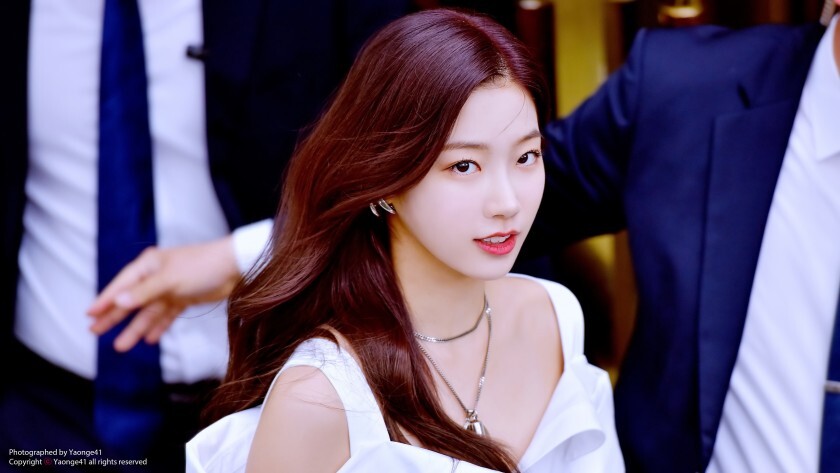 우아한 르세라핌 카즈하