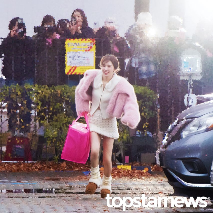 오늘 레드벨벳 웬디 강추위에도 맨다리 짧은치마에 팬서비스 .jpg