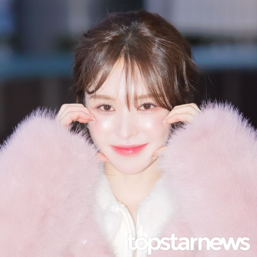 오늘 레드벨벳 웬디 강추위에도 맨다리 짧은치마에 팬서비스 .jpg