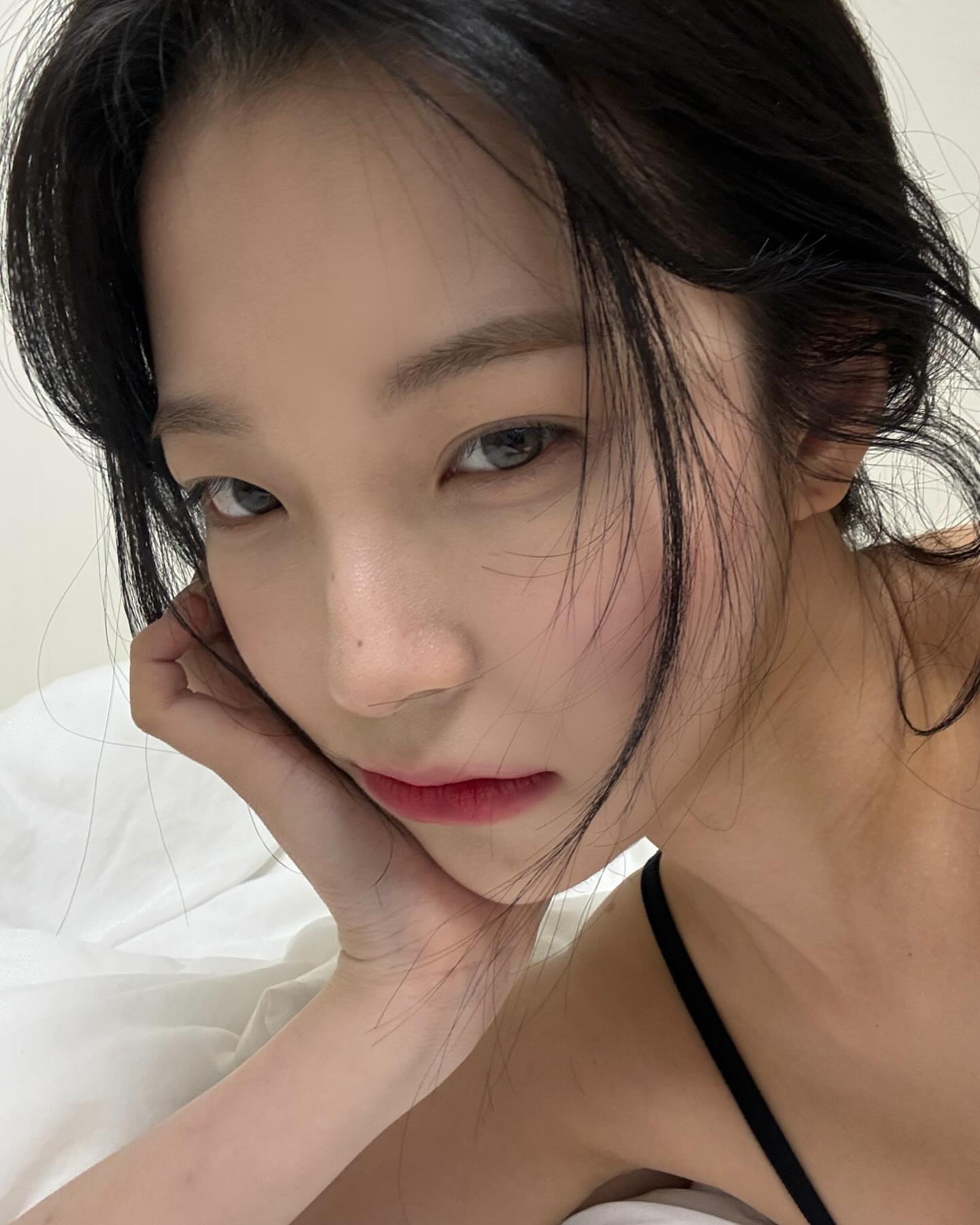 검정 끈나시 입고 침대에 누은 프로미스나인 백지헌 남친시점