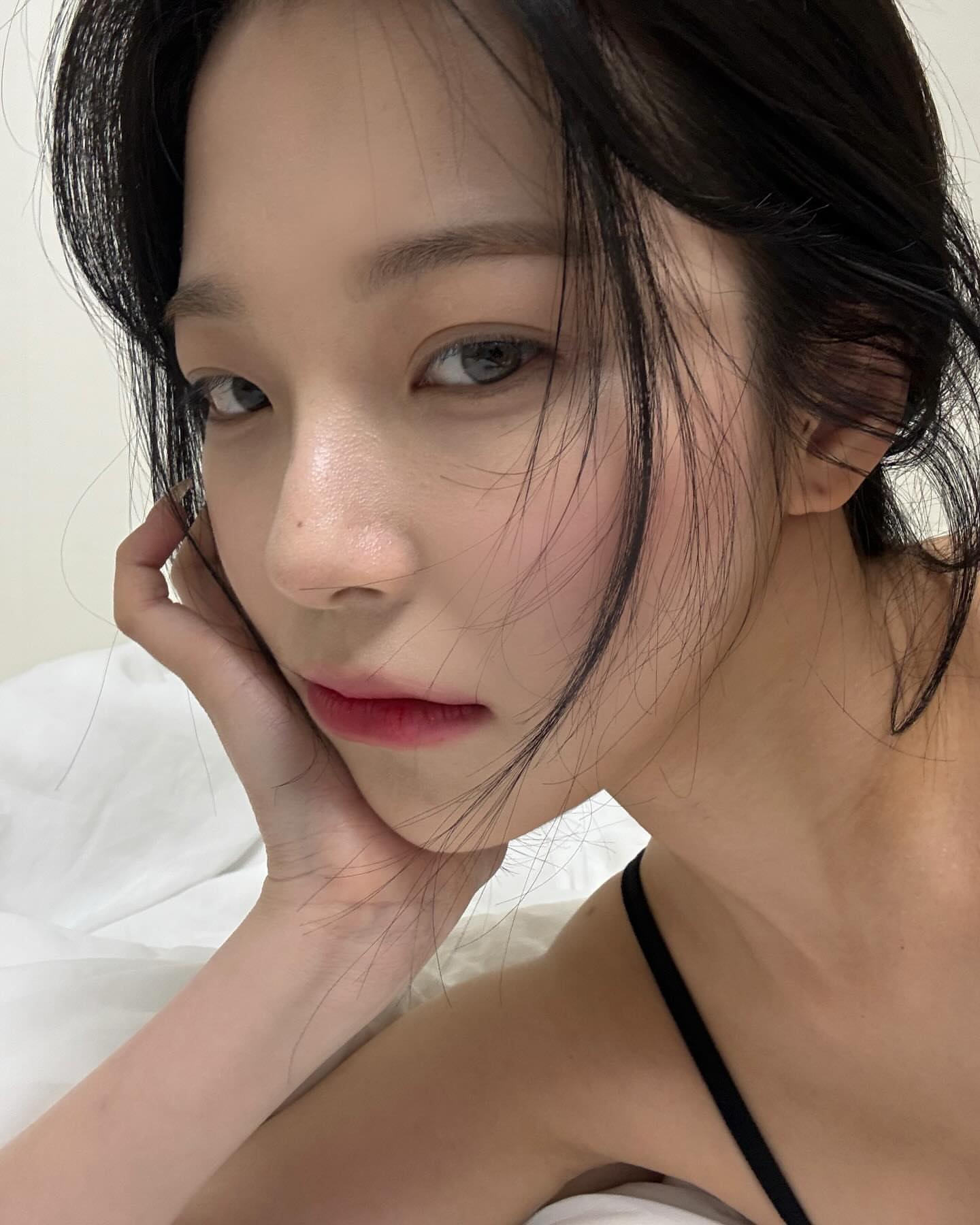 검정 끈나시 입고 침대에 누은 프로미스나인 백지헌 남친시점