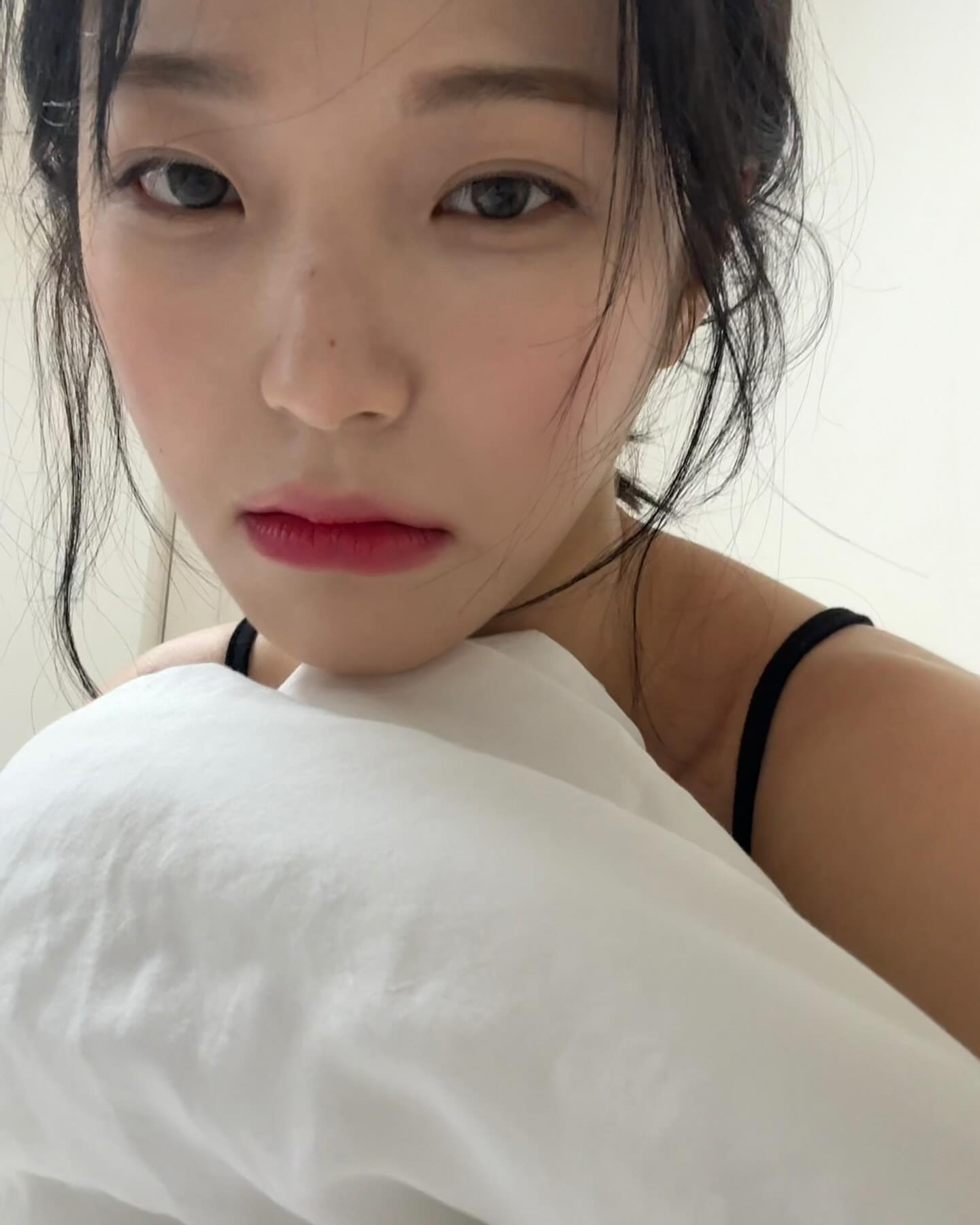 검정 끈나시 입고 침대에 누은 프로미스나인 백지헌 남친시점