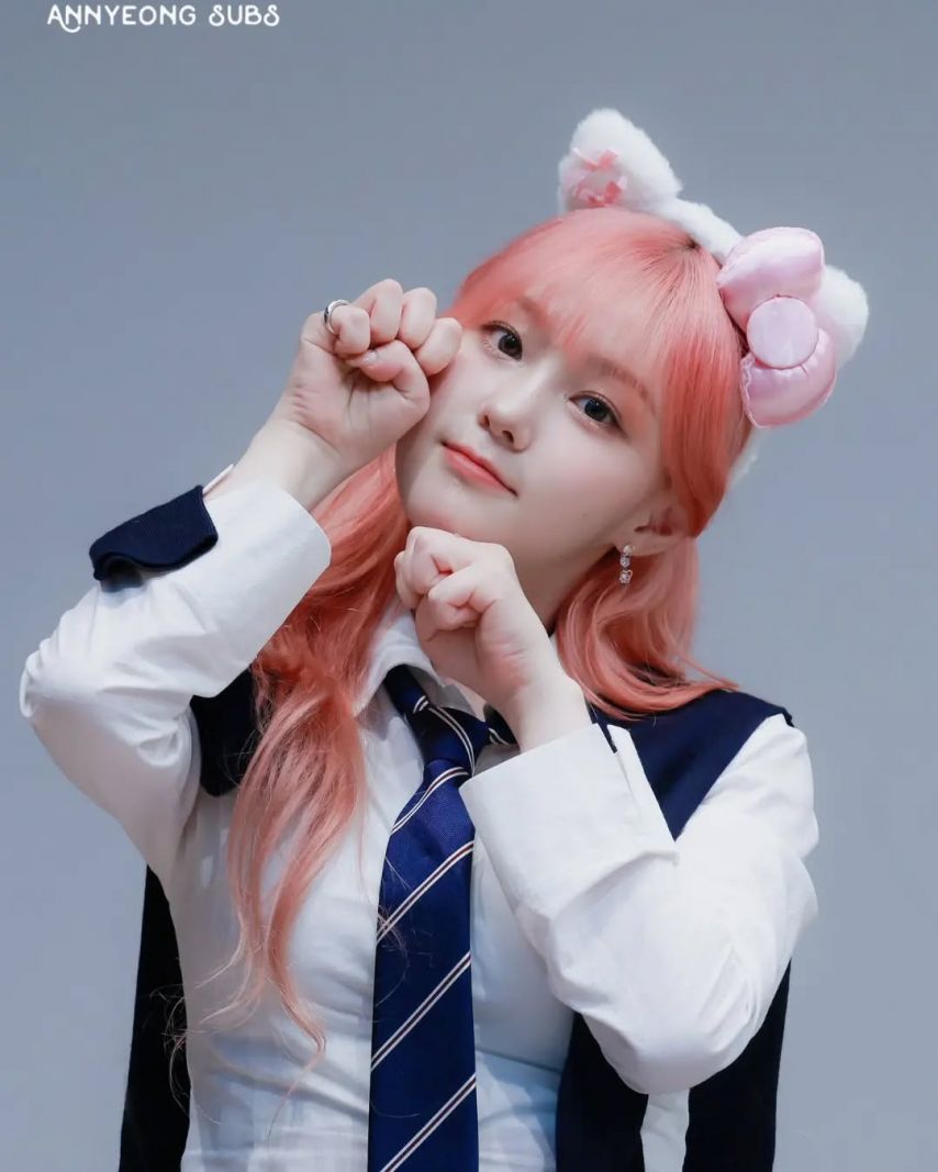 핑크색으로 염색한 케플러 김채현 묵직한 교복셔츠 가슴 볼륨감