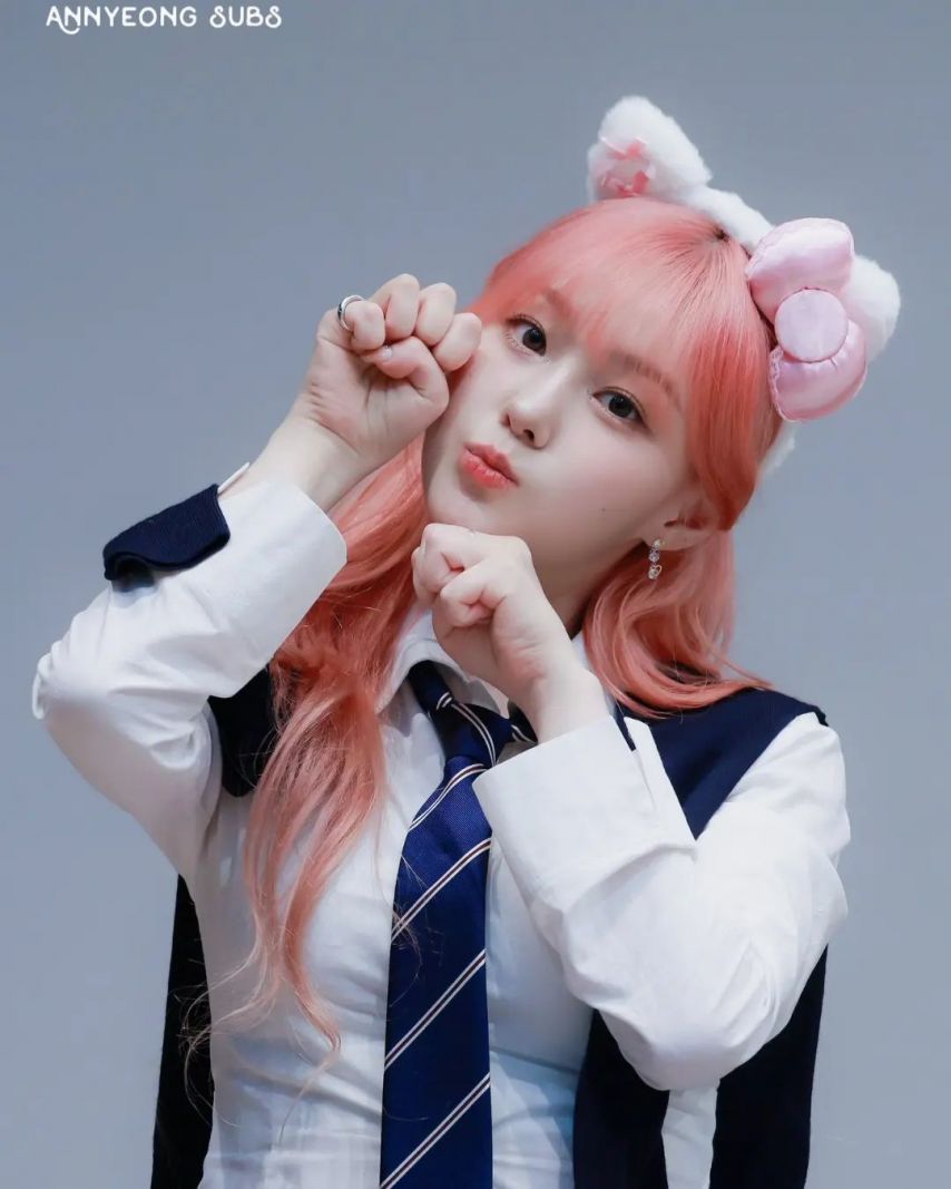 핑크색으로 염색한 케플러 김채현 묵직한 교복셔츠 가슴 볼륨감