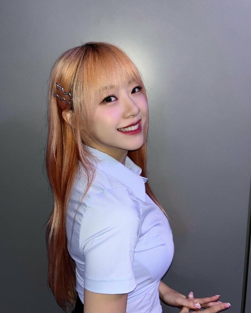 교복 셔츠가 터질듯한 가슴 볼륨감 시그니처 지원