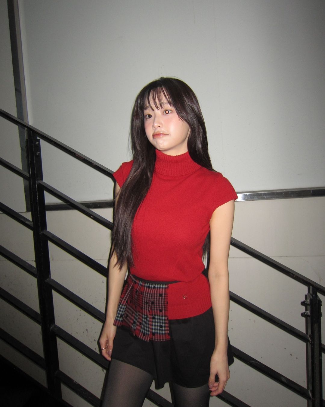 계단 복도에서 포즈 잡는 츄...검정 스타킹 허벅지