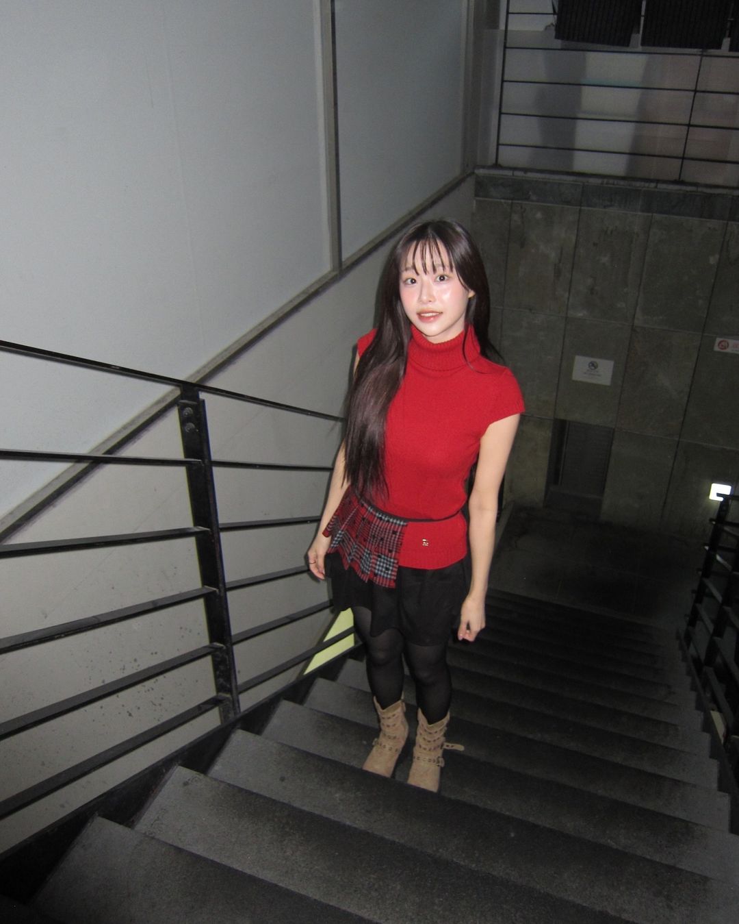 계단 복도에서 포즈 잡는 츄...검정 스타킹 허벅지