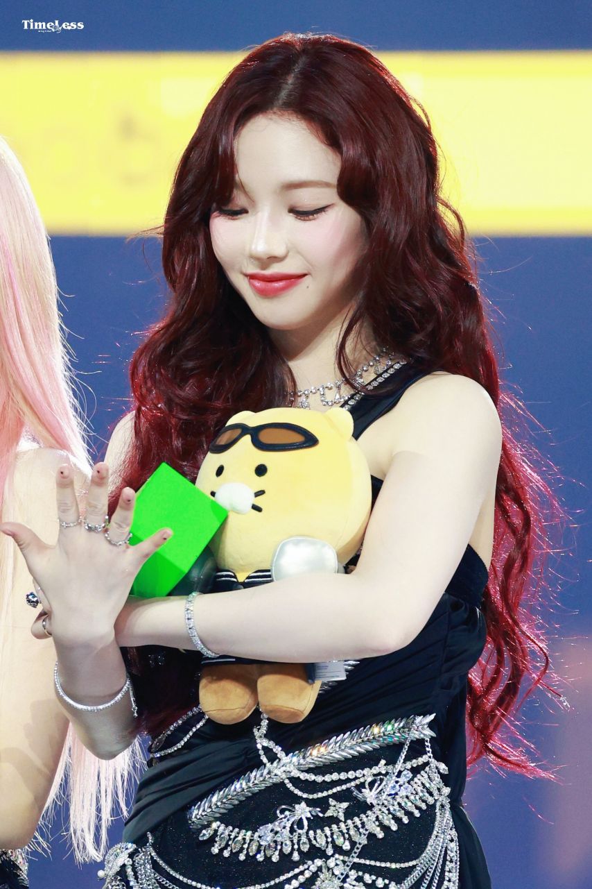 춘식이 안고 있는 카리나(에스파)