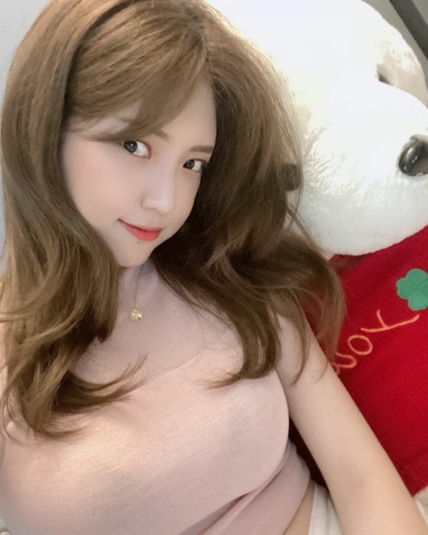 ㅇㅎ) 항공승무원과 졸업. 대기업 비서 출신. 미모의 먹방 유튜버 꿀꿀보보. 키 170에 글래머 몸매~!! [약후]