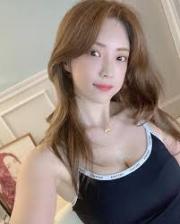 ㅇㅎ) 항공승무원과 졸업. 대기업 비서 출신. 미모의 먹방 유튜버 꿀꿀보보. 키 170에 글래머 몸매~!! [약후]