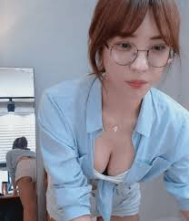 ㅇㅎ) 항공승무원과 졸업. 대기업 비서 출신. 미모의 먹방 유튜버 꿀꿀보보. 키 170에 글래머 몸매~!! [약후]