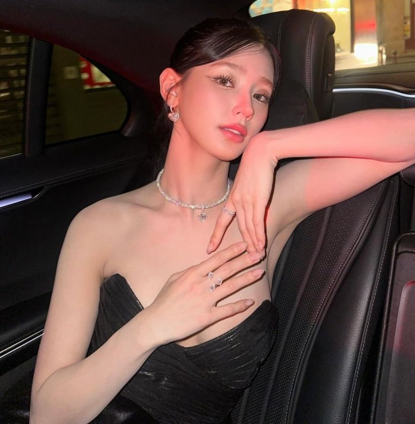 뒷좌석에 앉은 미연