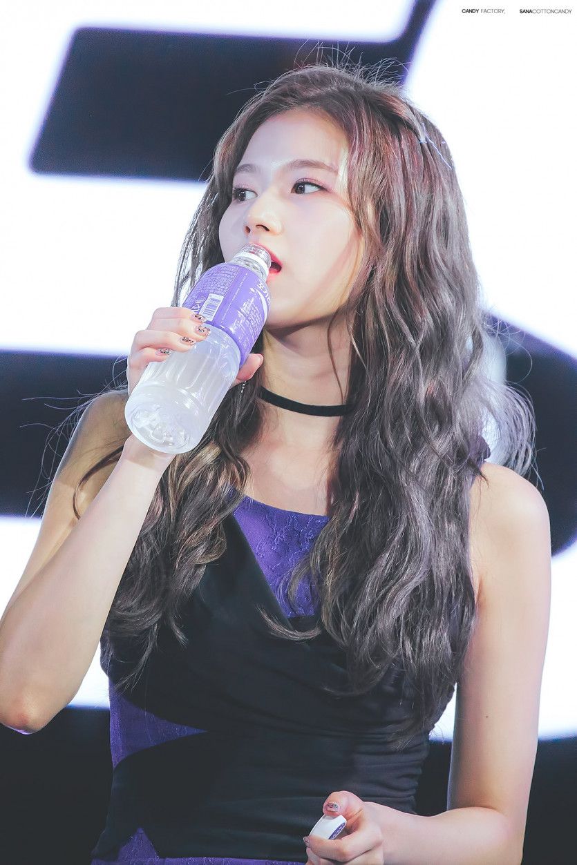 트와이스 사나.jpg