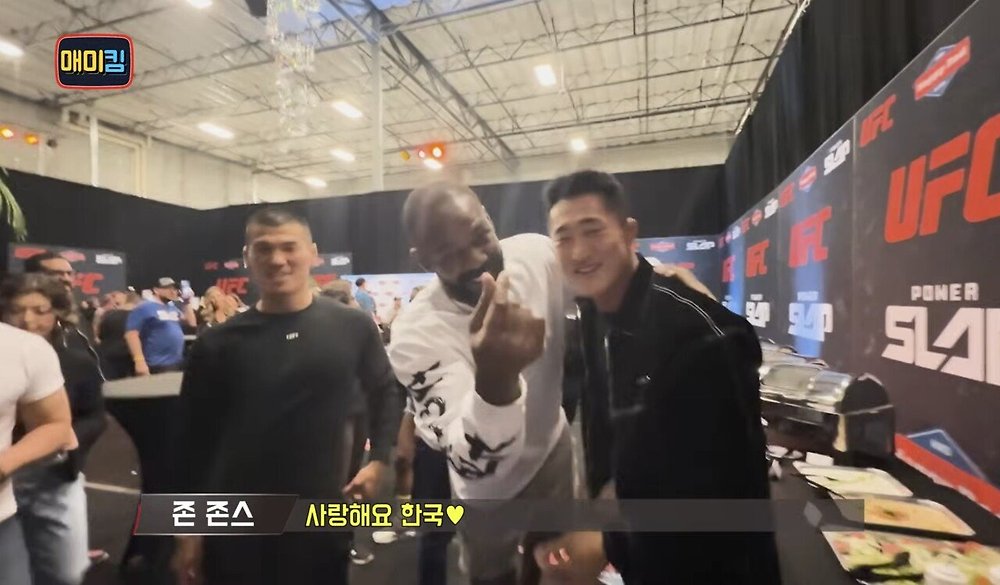 김동현에게 장난치며 다가오는 UFC 챔피언 존 존스