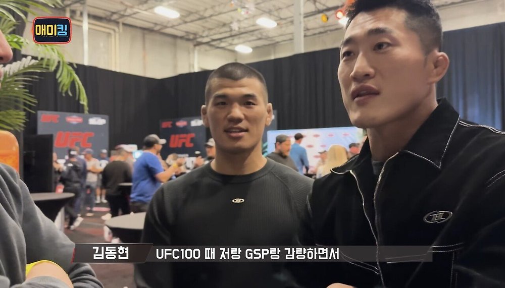 김동현에게 장난치며 다가오는 UFC 챔피언 존 존스