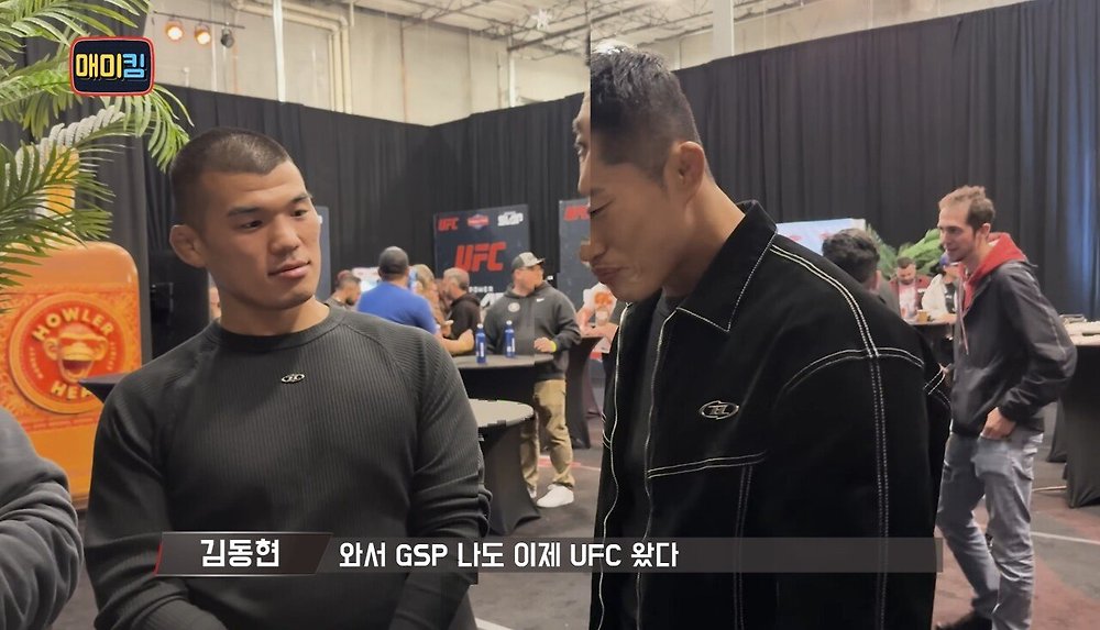 김동현에게 장난치며 다가오는 UFC 챔피언 존 존스