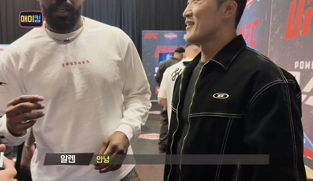 김동현에게 장난치며 다가오는 UFC 챔피언 존 존스